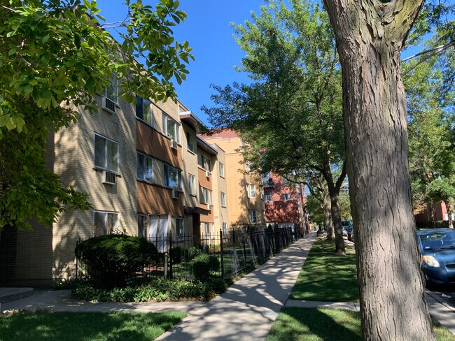 Building Photo - 2520 W Berwyn Ave