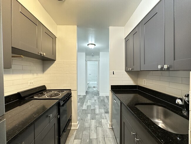 Building Photo - 3825 N Pine Grove Ave