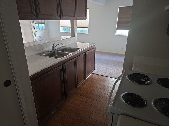 Foto del edificio - Popular two story condo with garage