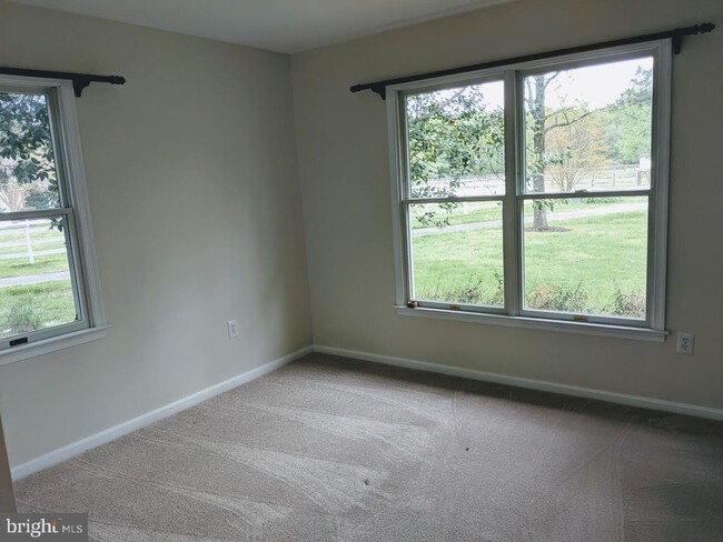 Building Photo - 104 Fox Run Ln