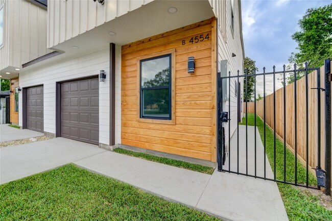 Building Photo - 4554 Newberry St