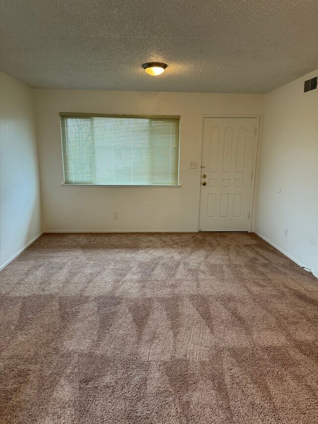 Foto del edificio - UPSTAIRS 2 BED UNIT IN ROSEVILLE!!