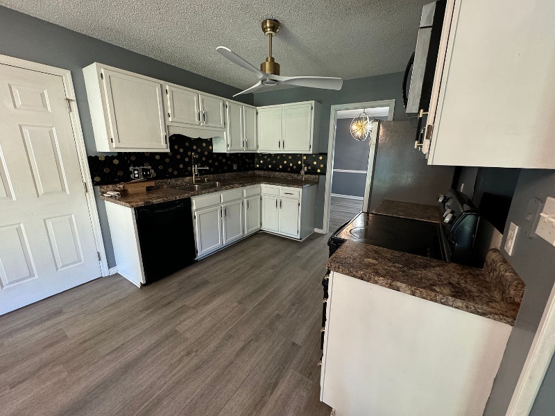 Foto del edificio - 6079 Lakeway Dr