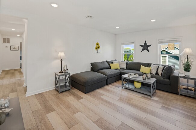 SALA FAMILIAR - 227 16th Ave