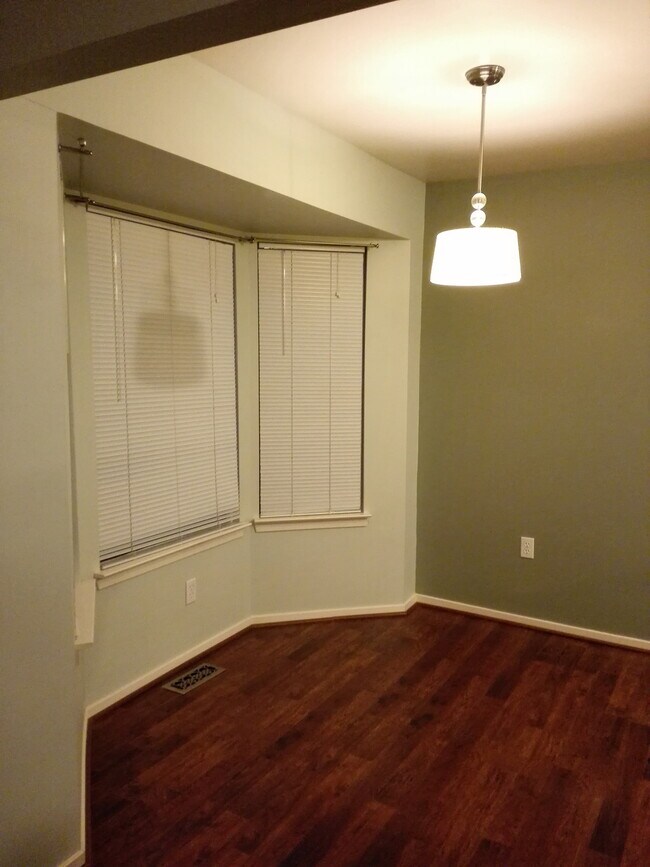 Building Photo - 2041 Arbor Way N