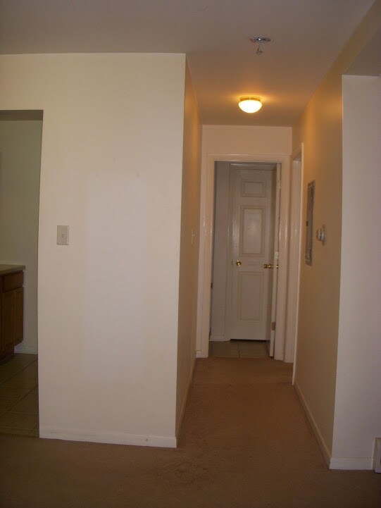 Building Photo - 1085 Valley Ln
