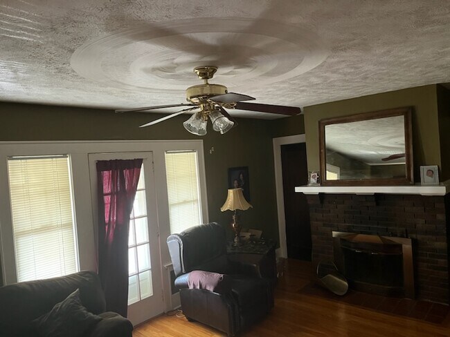 Living groom w/fireplace - 210 Woodbine Ave