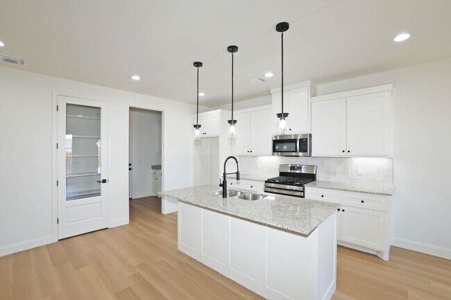 Building Photo - 10424 Tierra Santa