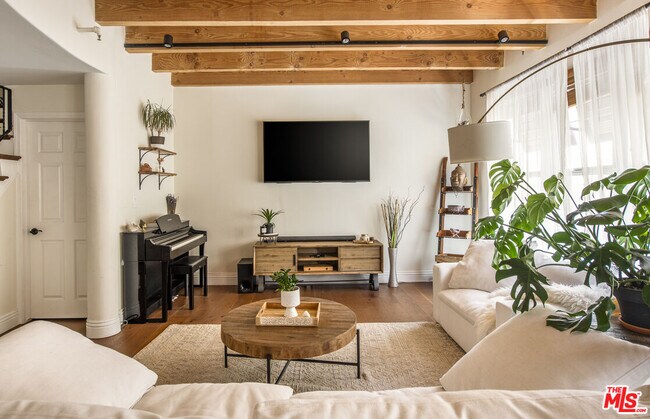 Building Photo - 4360 Ventura Canyon Ave