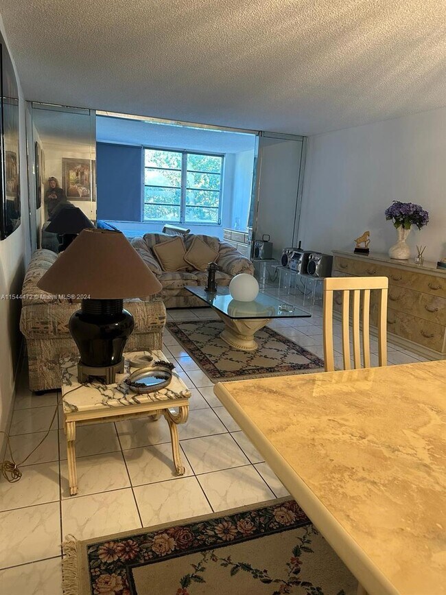 Foto del edificio - 445 NE 195th St