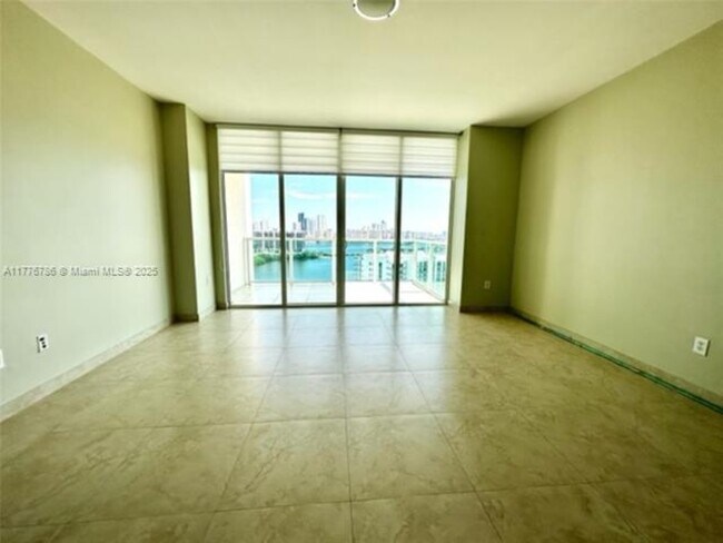 Foto del edificio - 3330 NE 190th St