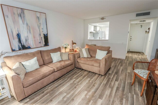 Foto del edificio - 9150 Lime Bay Blvd