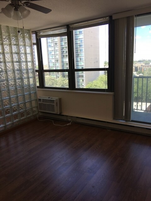 Foto del edificio - 2740 N Pine Grove Ave