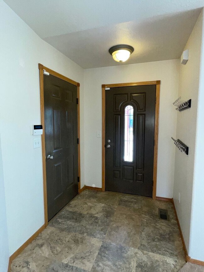Foto del edificio - Spacious 4-Bedroom, 3-Bathroom House for Rent