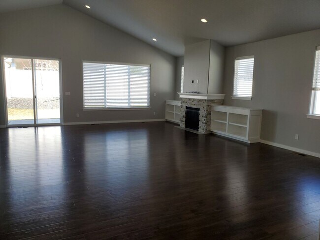 Foto del edificio - Immaculate Custom 3 bdrm Home for rent in the Montrose developement!