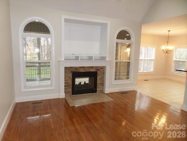 Building Photo - 421 Greenbay Rd