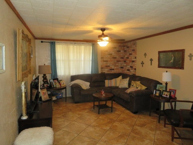 Foto del edificio - 6108 Diamond Ave