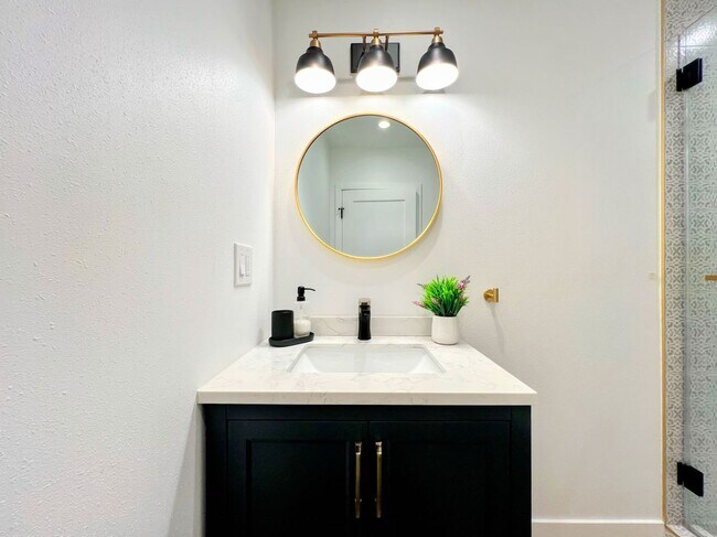 Foto del edificio - 5311 Lockhurst Dr