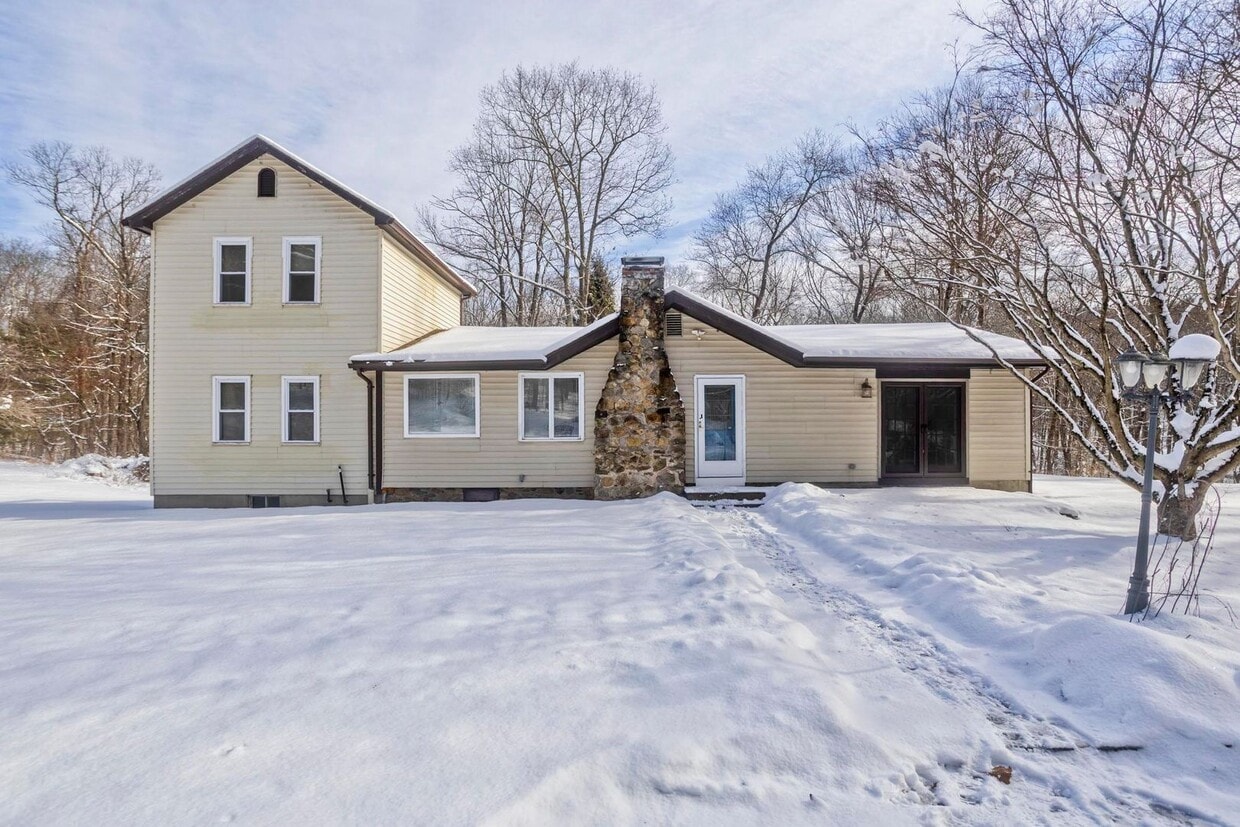 Private 3-Bedroom Single-Family Rental on 10+ Acres - Available for June 1st! - Private 3-Bedroom Single-Family Rental on 10+ Acres - Available for June 1st!