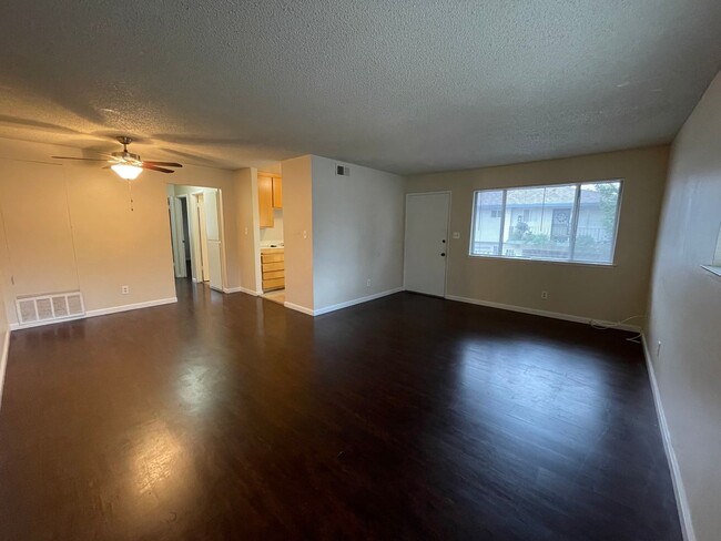 Building Photo - Charming Upstairs 2-Bedroom, 1-Bathroom Un...