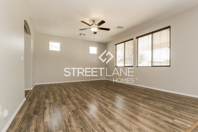 Foto del edificio - JUST REDUCED! - NOW OFFERING HALF OFF FIRS...
