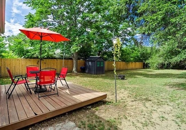 Building Photo - Two Bedroom One Bath Downtown Bungalow