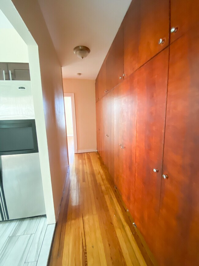 Foto del edificio - 1935 Greene Ave