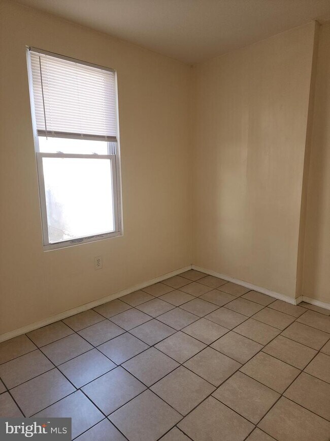 Foto del edificio - 737 E Madison St