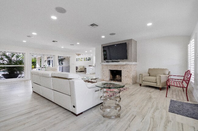 Photo - 411 Poinciana Dr House