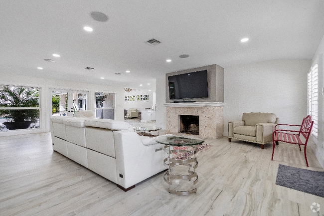 Building Photo - 411 Poinciana Dr