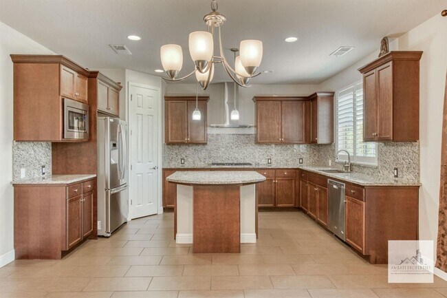 Building Photo - Beautiful 4 bedroom home on the Golf Course!