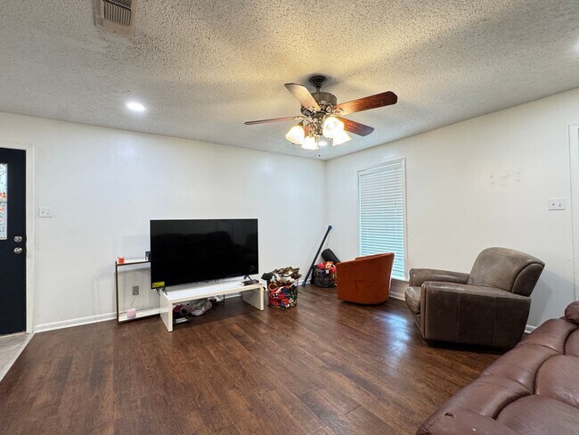 Building Photo - 3 Bed, 2 Bath Home in Ruston