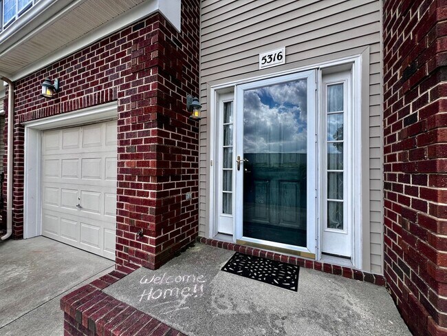 Foto del edificio - Charming Lakefront Townhome
