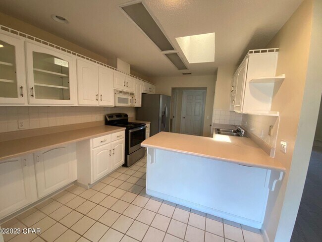 Building Photo - 6915 Ross Dr