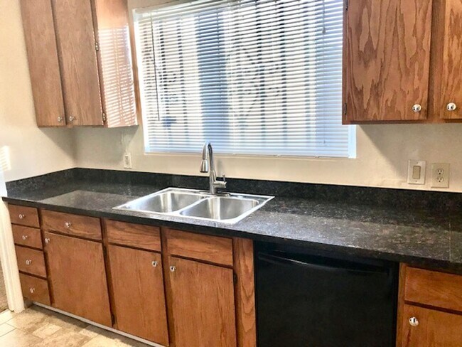 Building Photo - 2 Bed 1 Bath House with Attached Garage in...
