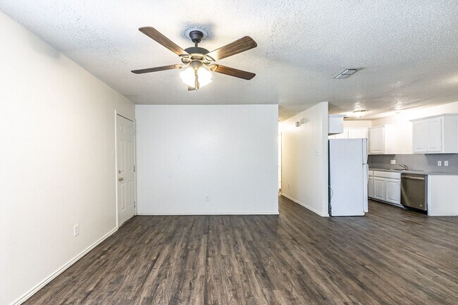 Building Photo - Cute 3 bed 2 bath Duplex