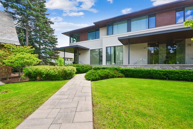 Photo du bâtiment - 10 Maple Grove Dr
