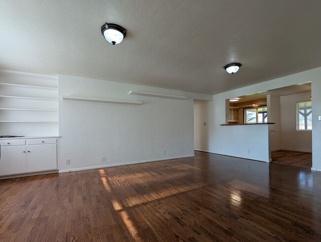 Foto del edificio - Charming 3 bed/1 bath with large yard and great patio space!