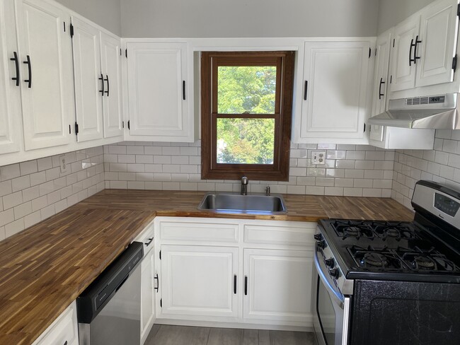Kitchen - 40 Highland Ave