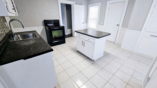 Building Photo - 138 Poplar St
