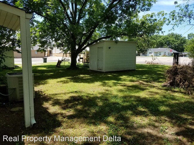 Building Photo - 3 br, 1 bath House - 908 West Race St
