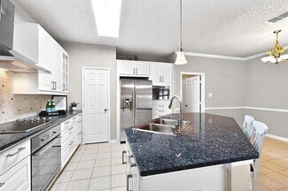 Building Photo - 2019 Westbury Ln