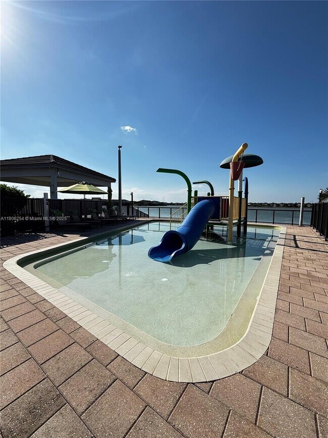 Foto del edificio - 15860 NW 91st Ct