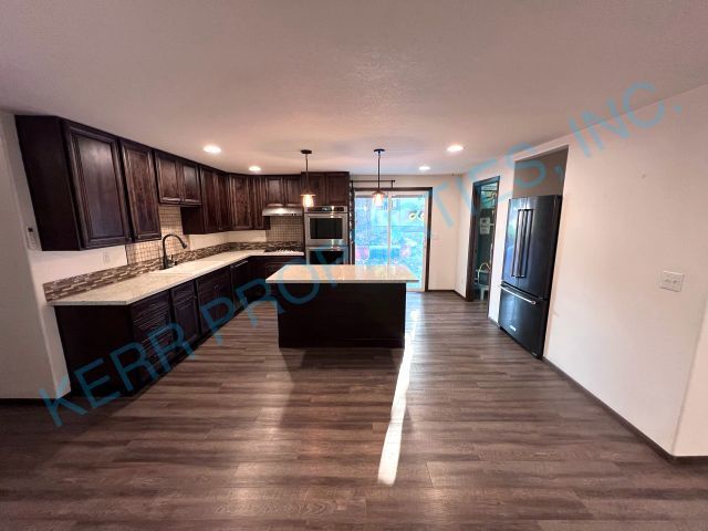 Building Photo - Charming and unique 3 bedroom 1470 sq ft G...