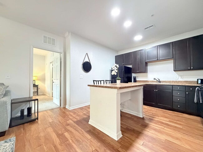 Foto del edificio - 25150 Lovegrass Dr