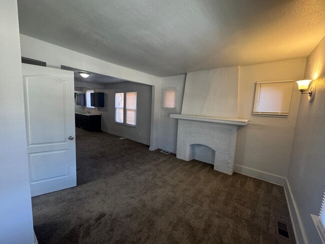 Building Photo - 15018 Pinehurst St