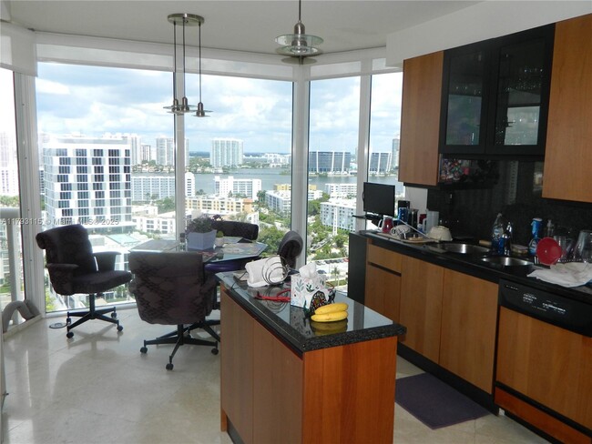 Foto del edificio - 17555 Collins Ave