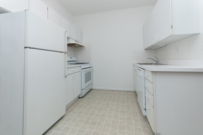 Building Photo - 906 W Wolfram St