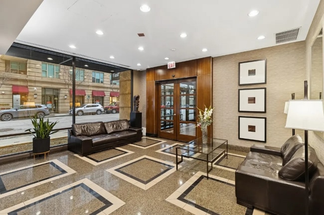 Foto del edificio - 30 E Huron St