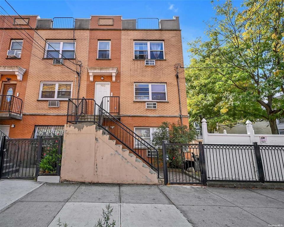 Primary Photo - 790 Glenmore Ave
